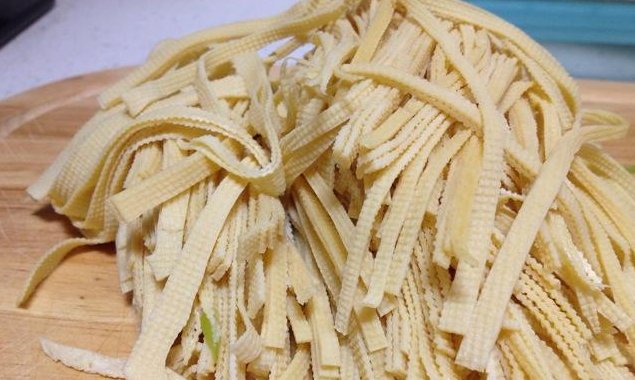  么做|凉拌豆腐皮，直接焯水是错的，下锅前多做一步，更香更入味，好吃