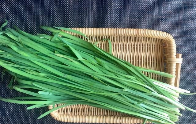  早餐|秋天多吃韭菜，教你做快手早餐饼，筷子一搅2分钟出锅，越吃越香