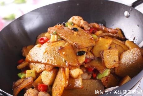 易碎|干锅土豆片,焯水还是过油多数人不懂,难怪土豆片易碎不好吃