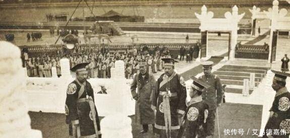 取下|袁世凯曾在龙椅上方绣了一个徽号,可将其取下,里面竟装满东西