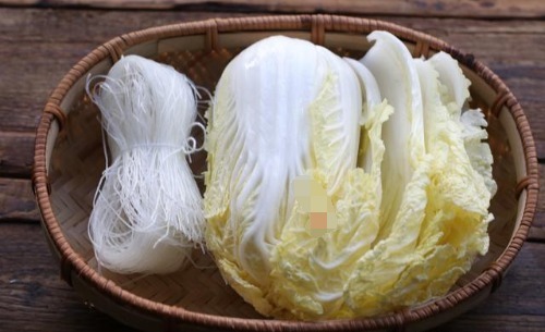 腊肉|没有比这更馋人的砂锅菜了，不加一滴水，焖一锅，给龙虾都不换