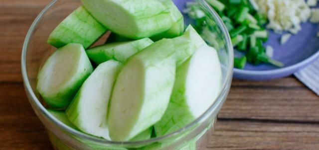  开胃|炎炎夏日是否胃口不太好，吃不下饭，来盘尖椒丝瓜开开胃