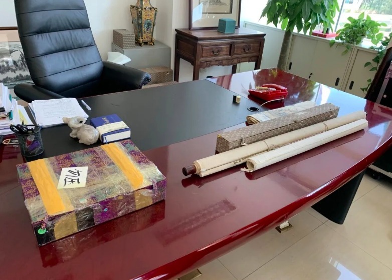 鉴真|“康熙战袍”“郑板桥《竹石图》”鉴真假，法院用上电子封条