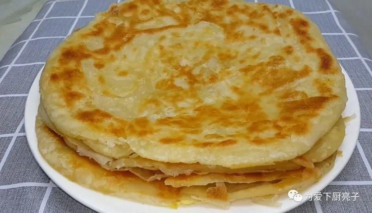  学会|烙饼这么做太香了，开水一烫，张张柔软又劲道，学会天天不起早