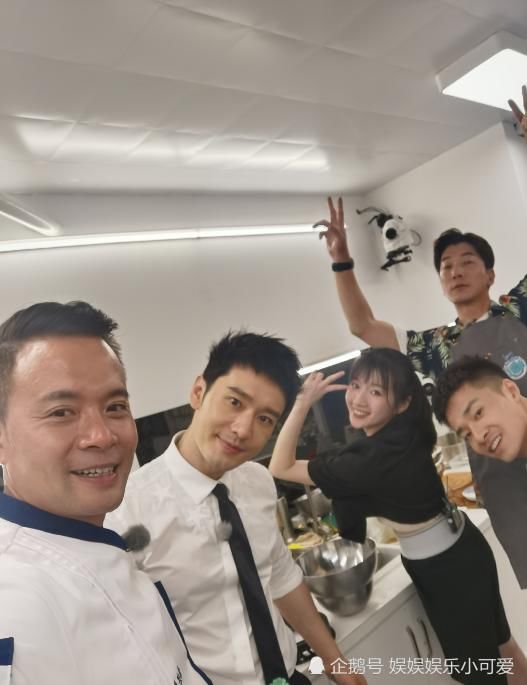  颜值|《中餐厅》杀青，李浩菲晒与赵丽颖杨超越合照，大眼滤镜考验颜值