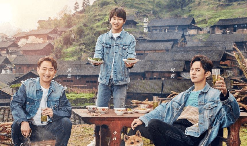  池塘|何炅带着张子枫去挖藕，池塘边出现的场景引热议：节目组好贴心