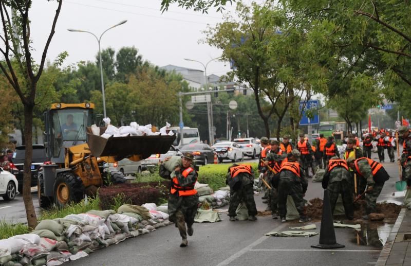 近600名驻怀部队、武警官兵奋战怀柔防汛救灾一线