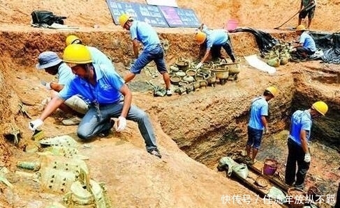 大雨|大雨冲刷后现身的千年古墓，其中一件珍贵文物，打脸日本人