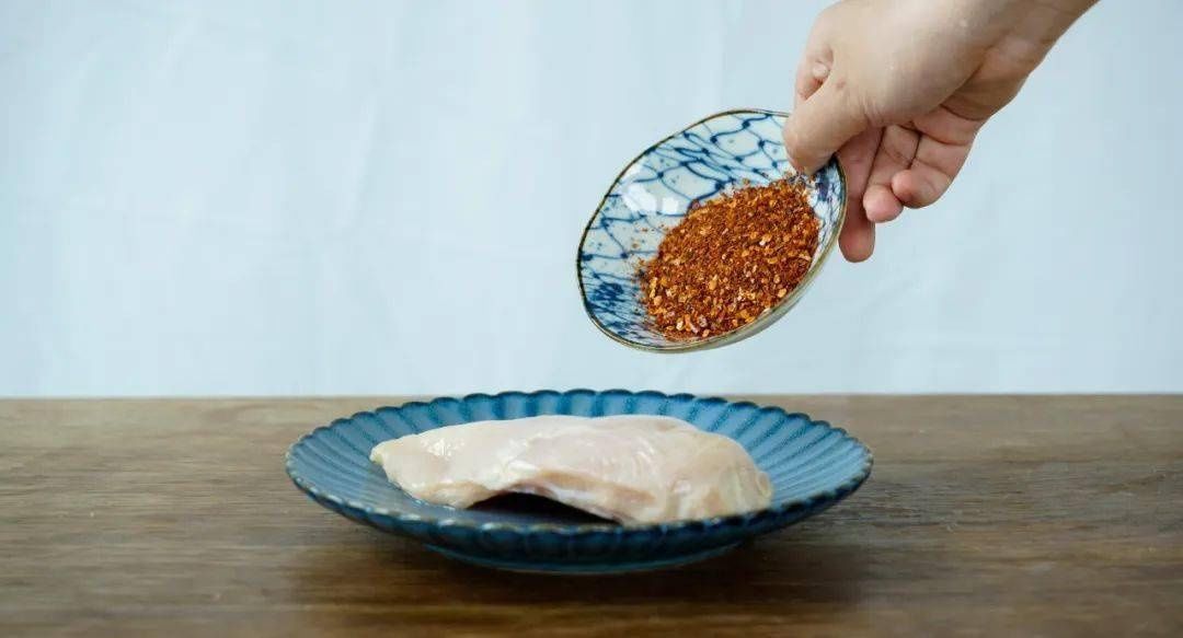 酱汁|鸡胸肉别再水煮了!多加这一样,酱汁浓郁香炸了!