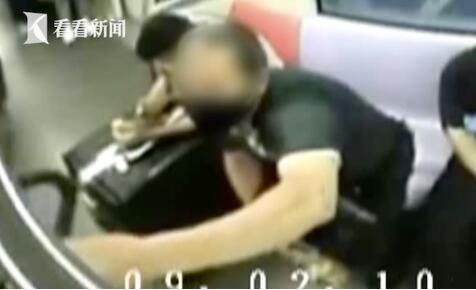 上海|车厢内乱挂雨伞引冲突 上海地铁一乘客鼻子被打断…