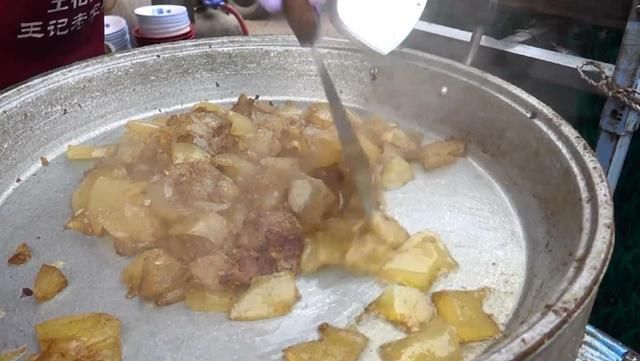 双庙凉粉|夫妻小镇上卖“炒果冻”,每天限量200碗,常有人驱车10里来排队