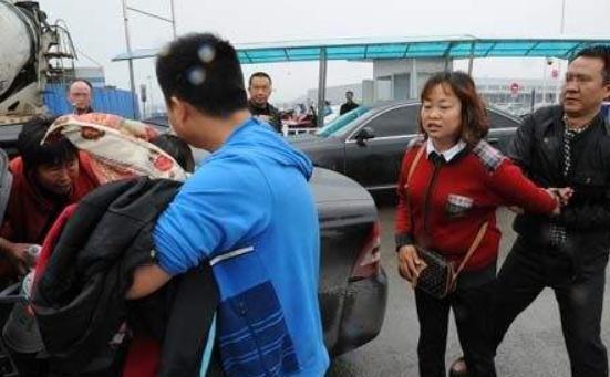  妈妈|人贩当众抢娃，还反咬宝妈才是人贩子，妈妈机智反转让众人叫好