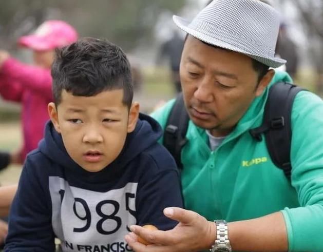 追成|有种逆袭叫《爸爸去哪儿》的石头,当初嫌他丑,现在追成狗