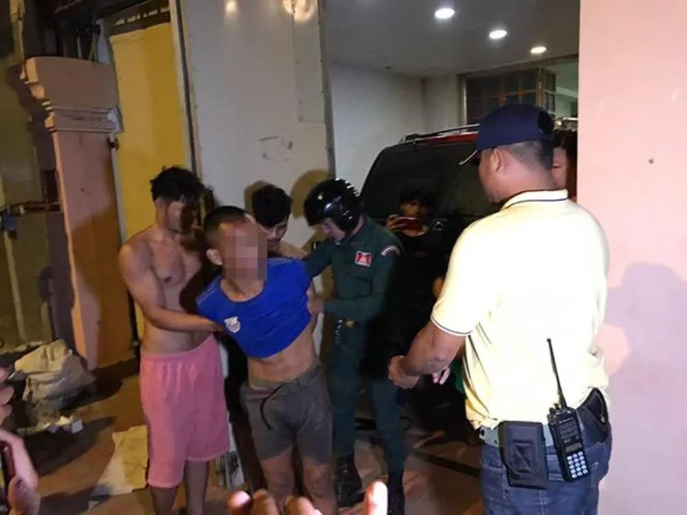 餐厅|金边:中籍男子疑似毒瘾发作,被当做盗贼,遭殴打