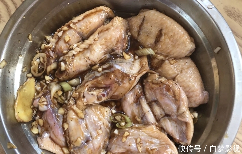 接下来|烤翅新做法!制作一款柠檬烤鸡翅,外酥里嫩真入味!