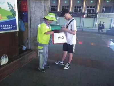 建设|诚信建设丨环卫工人品德高 处处盛开文明花