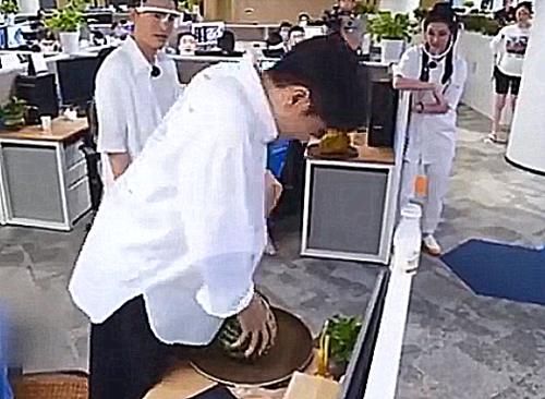  西瓜|赵小棠深陷“女汉子”人设，别人开西瓜用手掰，唯独她不一样