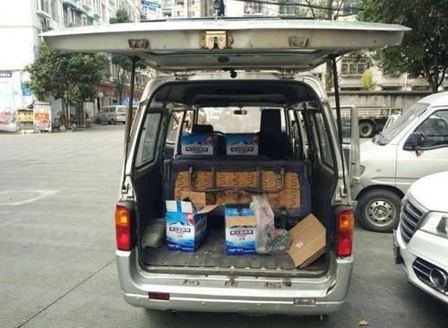 面包车|面包车拉货被查,车主气愤质问:这都不能拉,那我能拉啥?