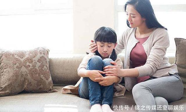 女童遭|10岁女童遭老人强制让座，妈妈简单的几句话给全车人都上了一课