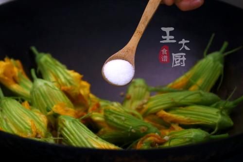  简单|清炒南瓜花，不一样的农家风味，简单又好吃，看一眼就学会