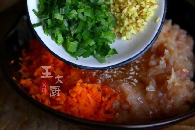 好吃|吃过一定会爱上的玉米片炸胡萝卜鸡胸肉丸子,简单好做,非常好吃