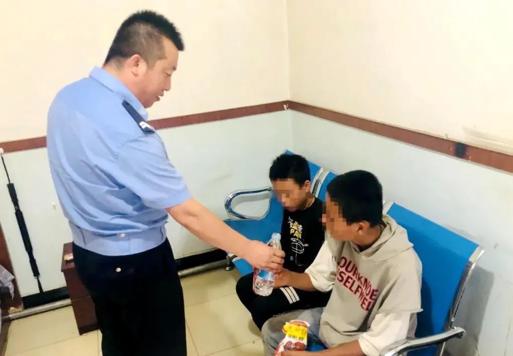  化身|路遇两名走失儿童！临洮警察蜀黍化身“护娃天使”