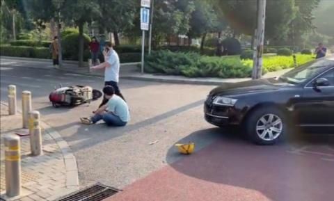  路口|壹现场丨骑车小伙路口被撞飞 行车记录仪拍下惊险瞬间