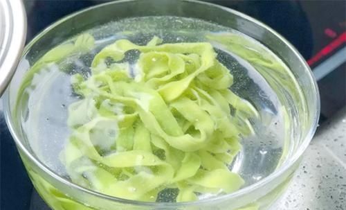 面条|黄瓜新吃法,不腌不炒不凉拌,入口劲道嫩滑,连汤汁都不剩