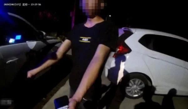 男友|因女友裙子太短，男友选择报警，并谎称自己杀了人