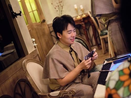  嘉宾|邓伦上车时，郭麒麟这个偷偷的动作，是对嘉宾最大的尊重