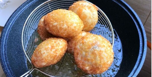 油炸|正宗油炸糕做法,糯米粉开水烫一烫,个个空心不塌陷,吃着不油腻