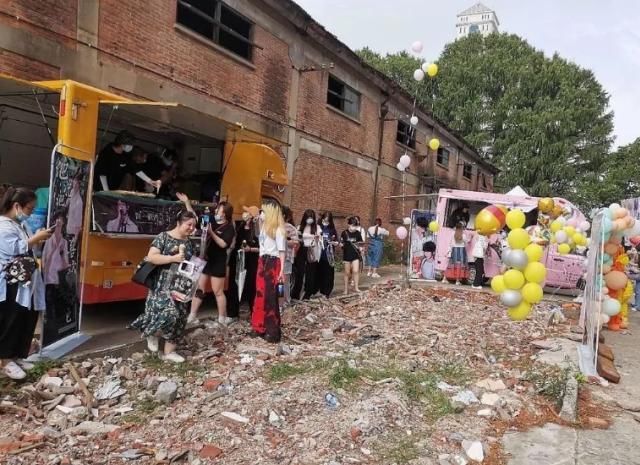  曝收|越糊越瞎搞！继垃圾场见面会后，勺又被曝收粉丝应援场地费