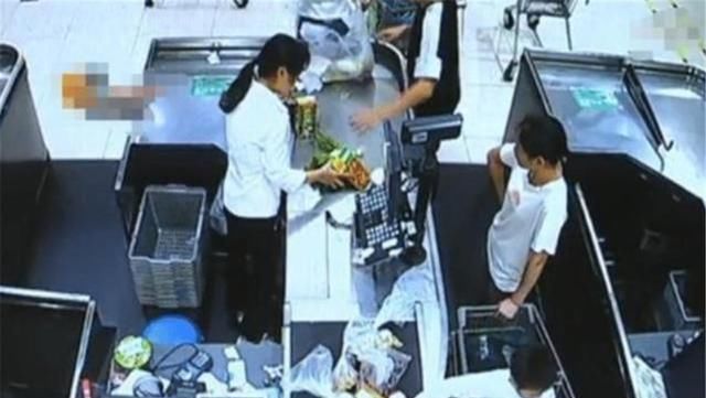  家长|女童在超市先喝饮料后付钱，结账时被索10倍赔偿，宝妈回怼很给力