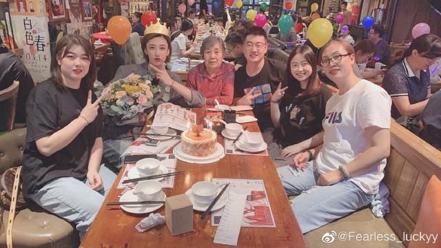  妆容|全新短发造型亮相！23岁女排国手生日夜晒美照，妆容精致明艳动人