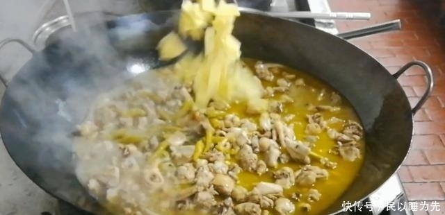 下入锅中|淮扬菜大厨改良员工餐将香菇烧鸡这么做,鲜香微辣,开胃下饭