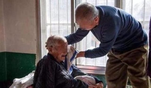 爸爸妈妈|“假孝顺”成流行趋势,子女们争相模仿,父母们只能偷偷抹泪