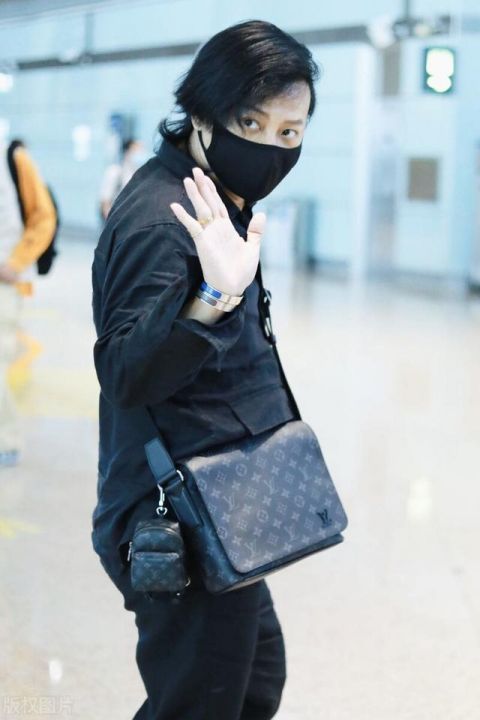 形象|陈志朋现身机场，穿搭黑色紧身却被发型吸引，妖娆妩媚成为新形象