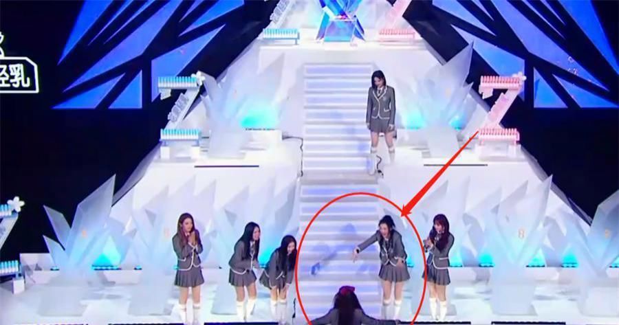 现场|虞书欣第2名出道泪洒现场,看到她第一个抱的人,网友和谁关系好一目了然