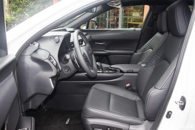  雷克萨斯UX300e|嫌特斯拉做工差？实拍雷克萨斯首款电动SUV 不仅豪华 还更便宜