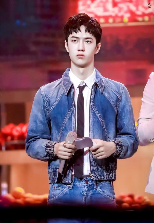 直播|王一博身体亮红灯舞台上偷偷咳嗽强撑录节目,气色差到引人担忧