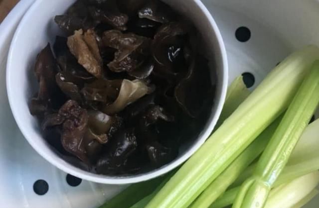  不见|木耳和此物一起炒，等于“天然泻药”，清肠排宿便，赘肉不见！