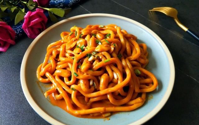  麻酱中|土豆粉里加点这个佐料，好吃到舔盘！孩子说他还可以再吃一碗