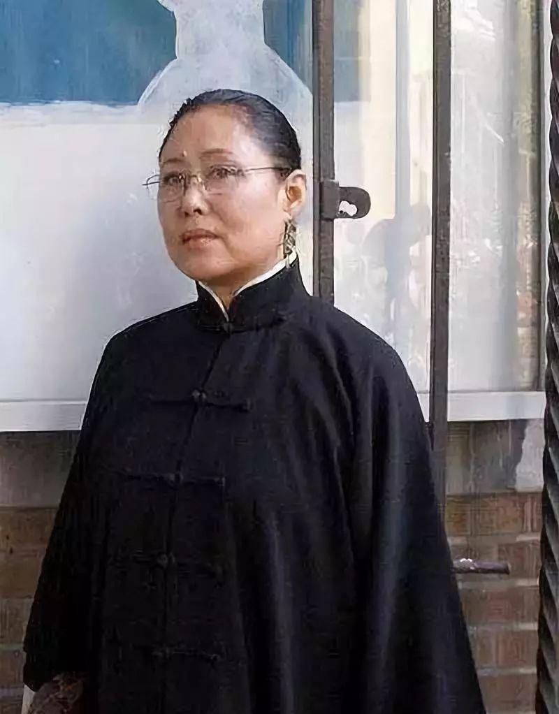  出门|70岁斯琴高娃曾遭8年家暴，如今出门靠轮椅