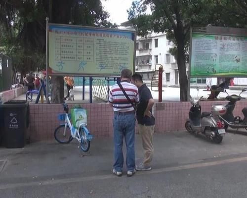  地重|摩托车车主路遇“飞来横祸”，脸朝地重摔倒地，隔着屏幕看着都疼