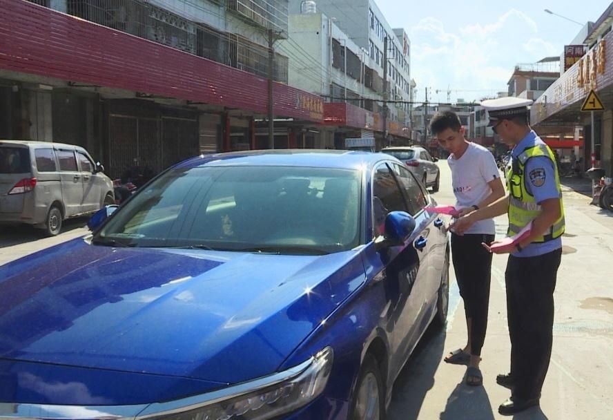 交警|引导文明交通、规范停车秩序,揭东交警在行动