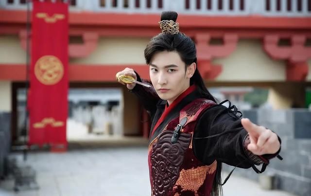  下滑|《漂亮书生》首播口碑扑街，宋威龙颜值下滑像路人，彻底沦为鞠婧祎陪衬？