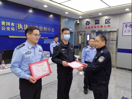 王某|黄州警方4小时生擒持刀抢劫犯