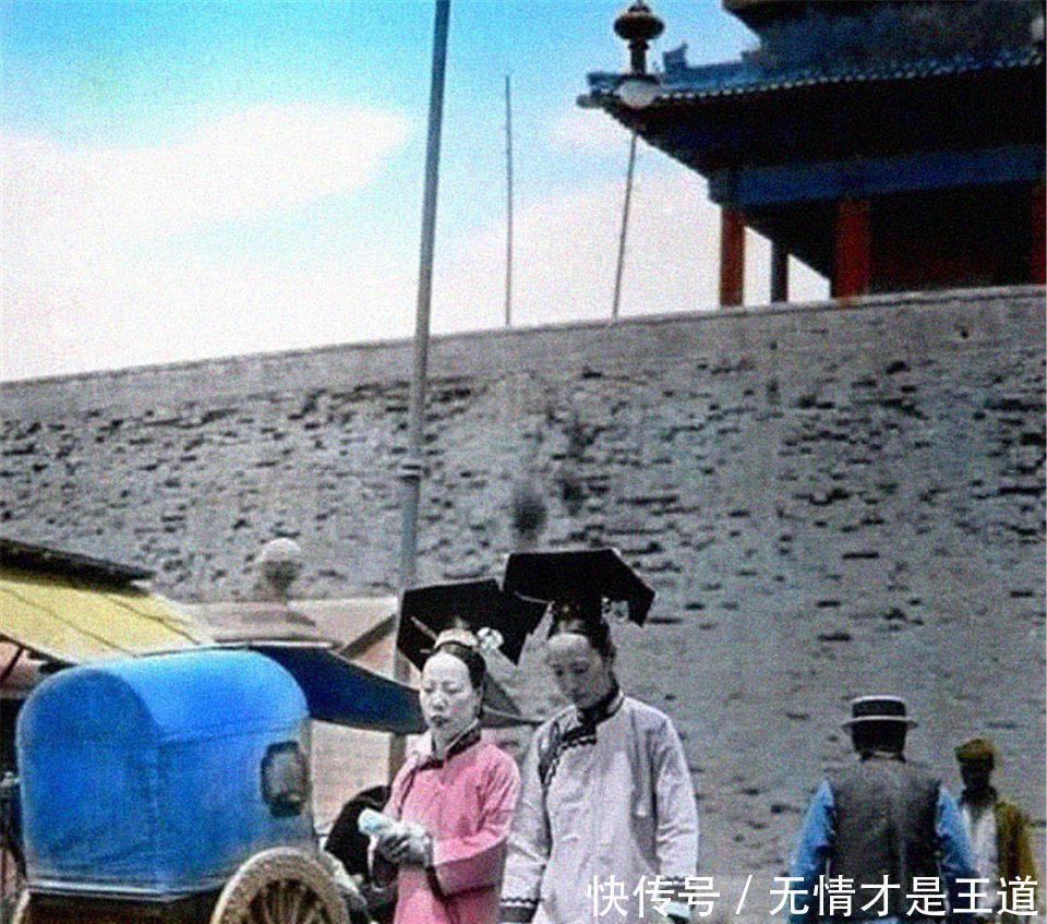 个个|清朝女子老照片个个体型富态，图二女子背着丈夫抽大烟！