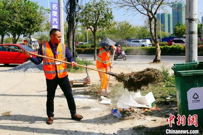 广西“80后”从特种兵到环卫工 日均两万步守护城市清洁