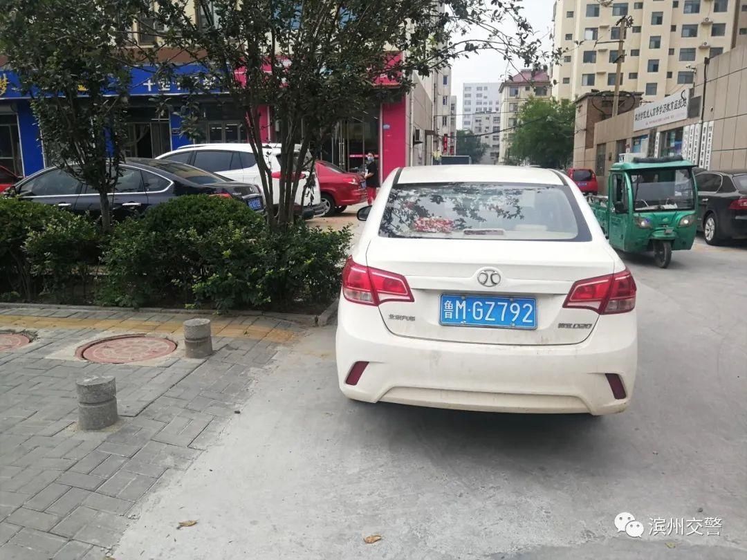 严查|【曝光台】这样C位出道？违法停车严查！